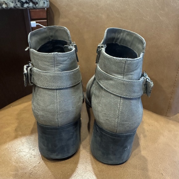 Naturalizer Women’s 9 Gray Ankle Boots with a Modern Minimalist Design - Picture 4 of 9